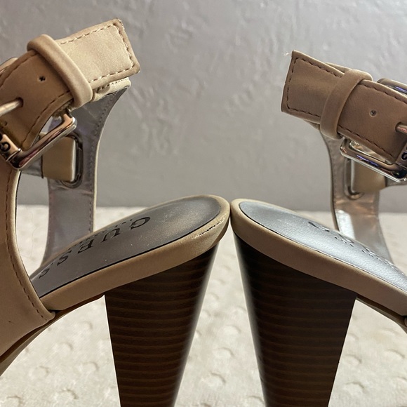 GUESS OFF-white brushed leather Sandal with Stacked Heel - Picture 14 of 16